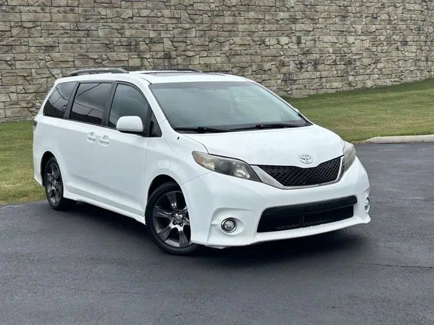 2011 Toyota Sienna Base photo 1