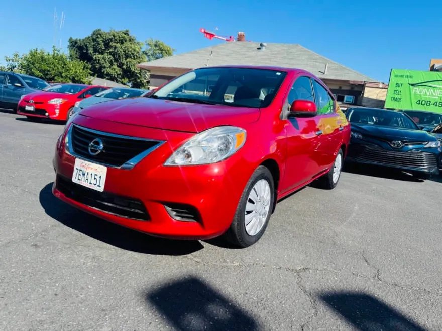 2014 Nissan Versa 1.6 SV photo 1