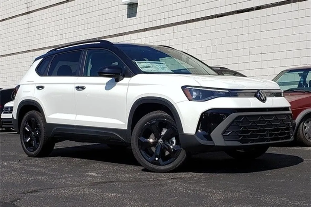 2025 Volkswagen Taos SE photo 1
