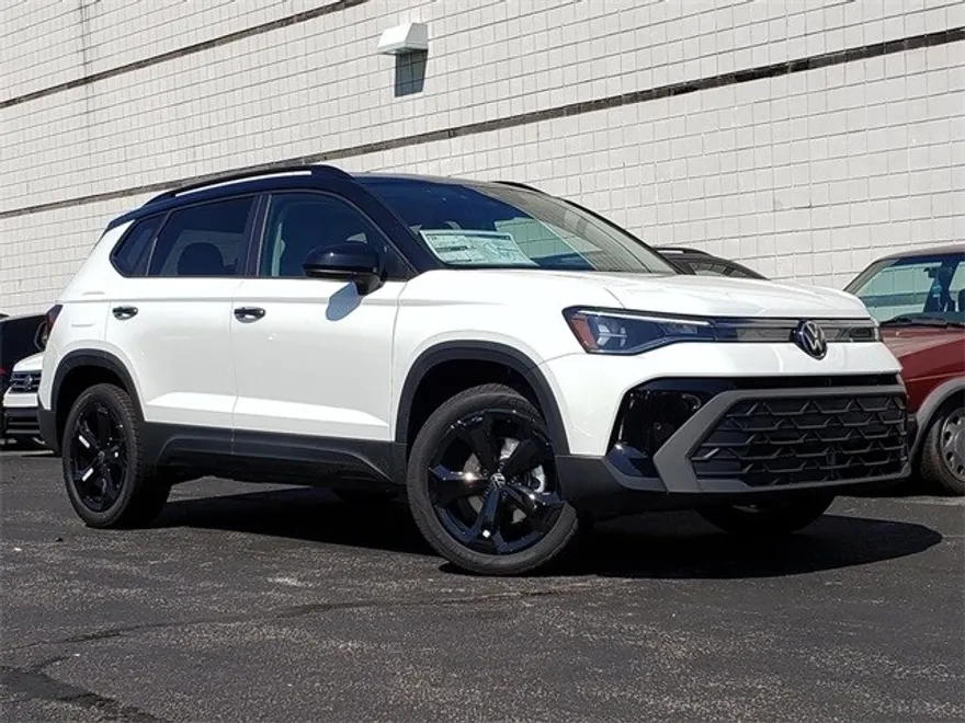 2025 Volkswagen Taos SE photo 1