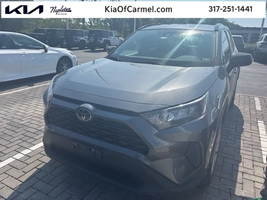 2021 Toyota RAV4 LE photo 1