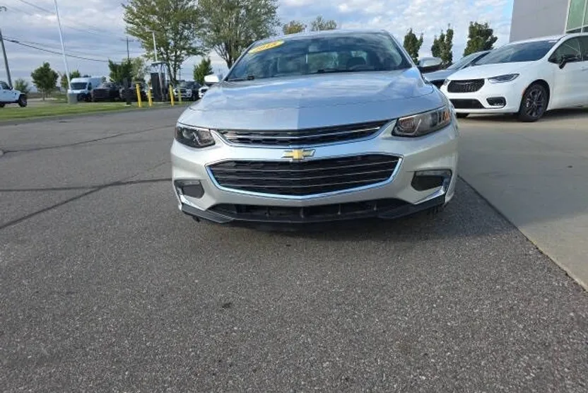 2018 Chevrolet Malibu 1LT photo 1