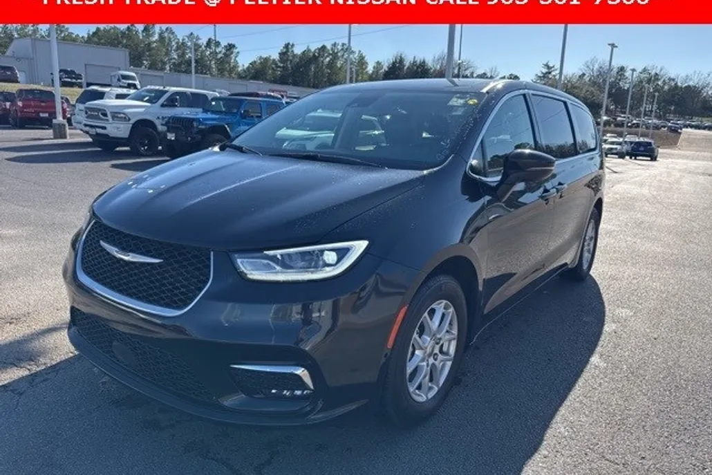 2023 Chrysler Pacifica Touring L photo 1