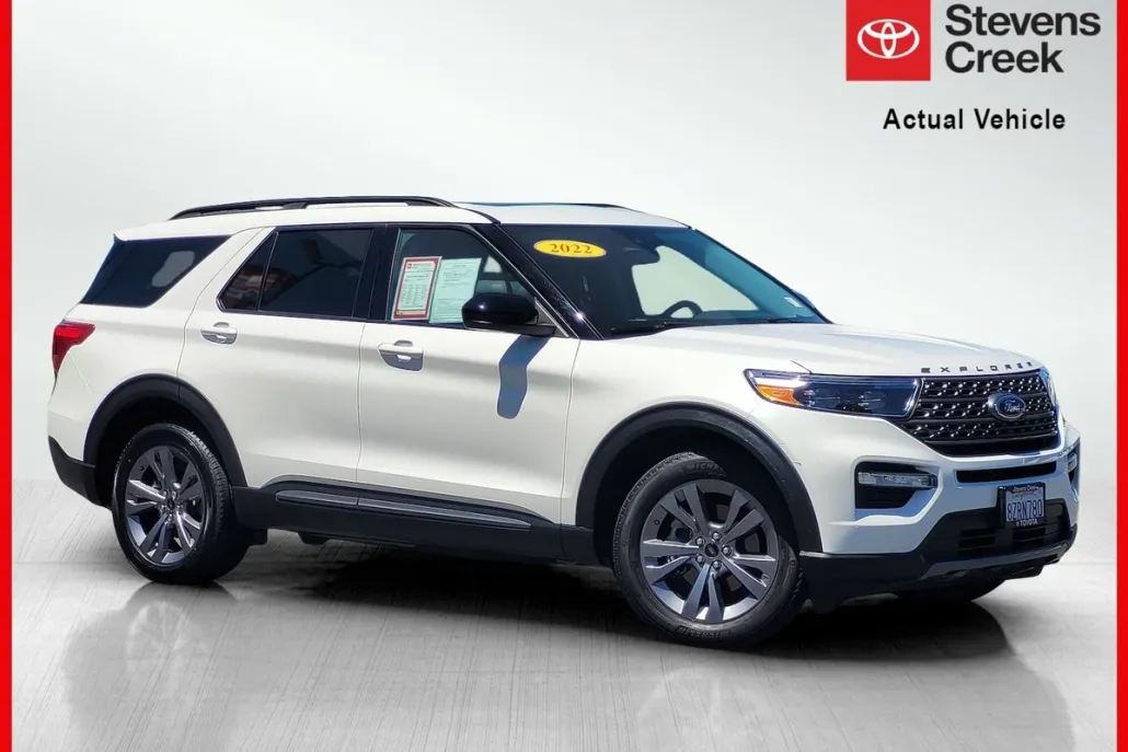 2022 Ford Explorer XLT photo 1
