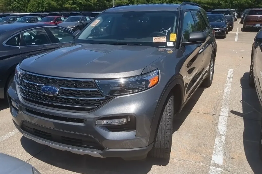 2024 Ford Explorer XLT photo 1