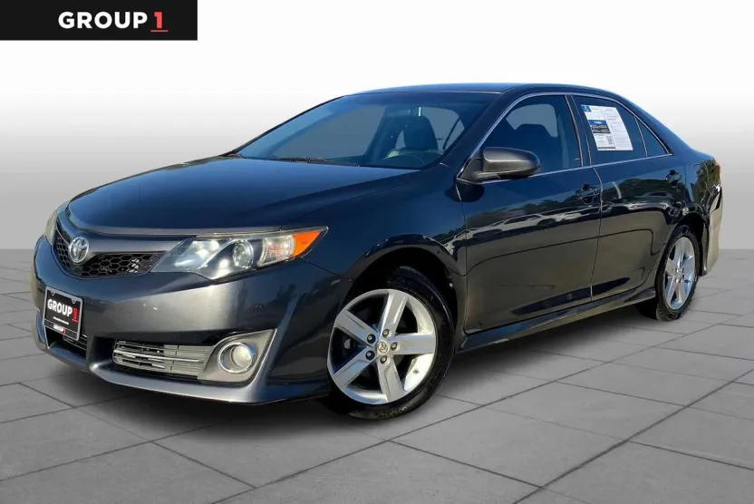 2012 Toyota Camry SE photo 1