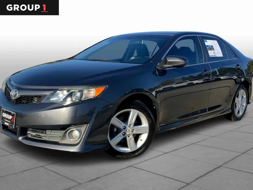 2012 Toyota Camry SE photo 1