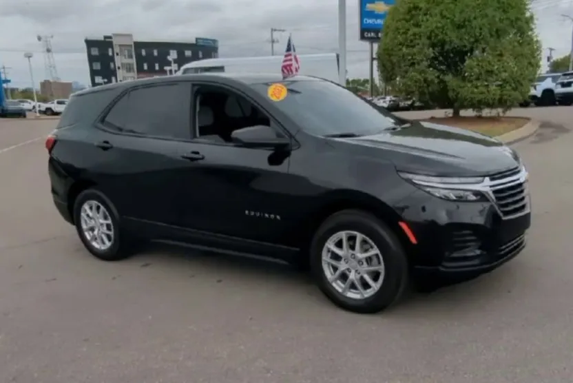 2023 Chevrolet Equinox LS photo 1