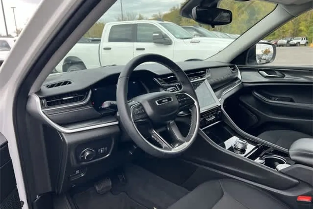 2023 Jeep Grand Cherokee Laredo photo 1