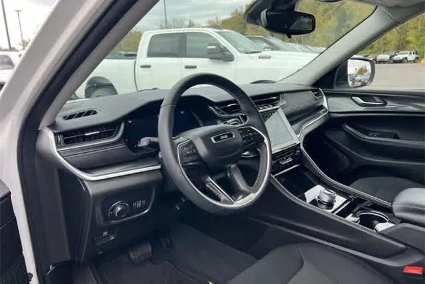 2023 Jeep Grand Cherokee Laredo photo 1