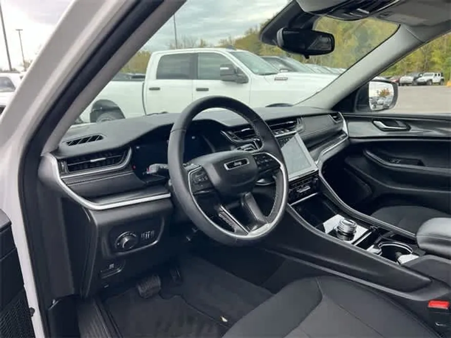 2023 Jeep Grand Cherokee Laredo photo 1