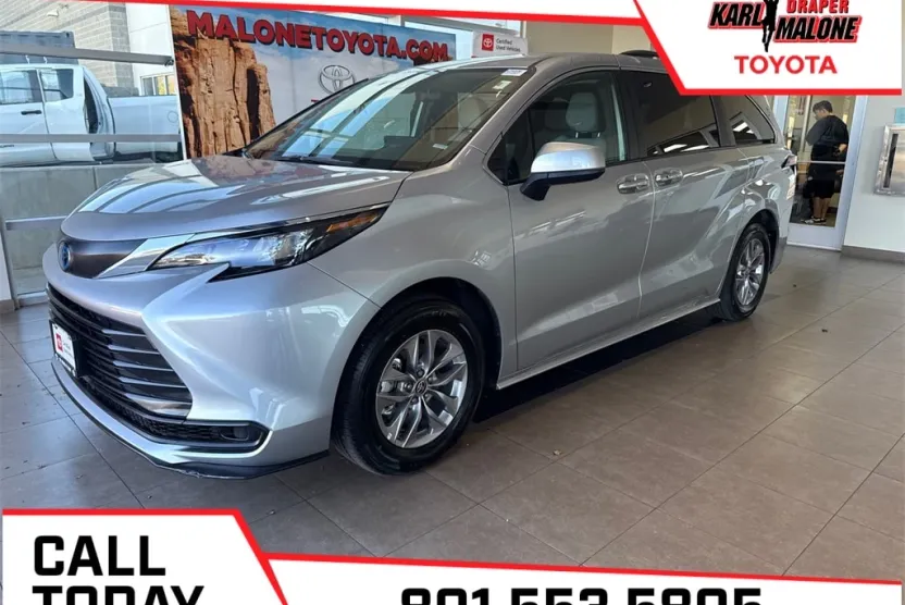 2025 Toyota Sienna LE photo 1