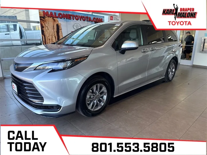 2025 Toyota Sienna LE photo 1