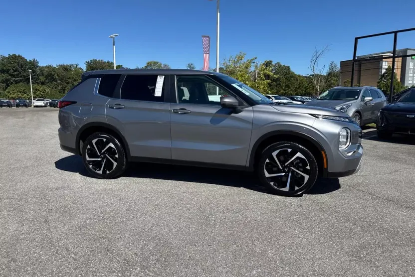 2024 Mitsubishi Outlander SE photo 1