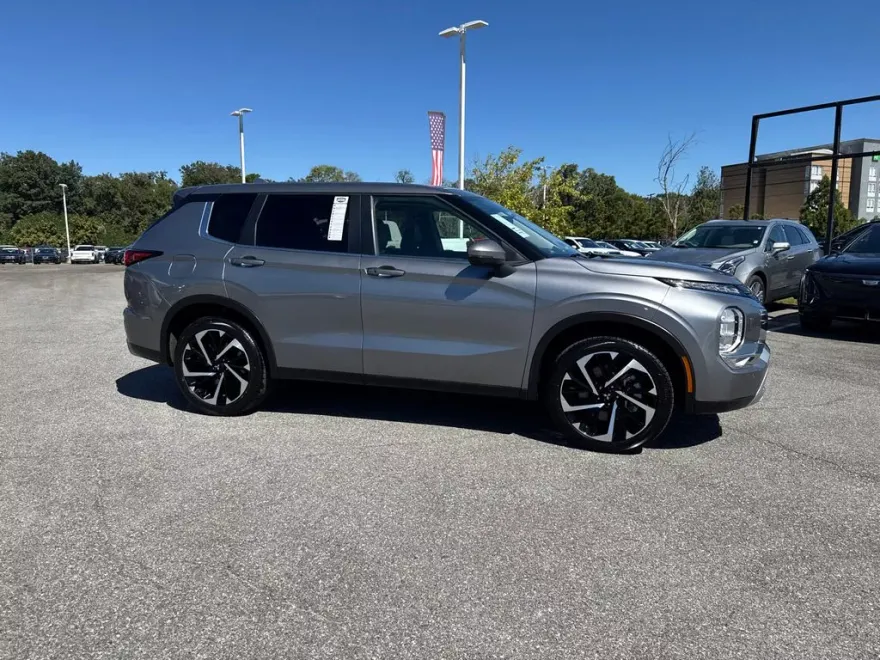 2024 Mitsubishi Outlander SE photo 1