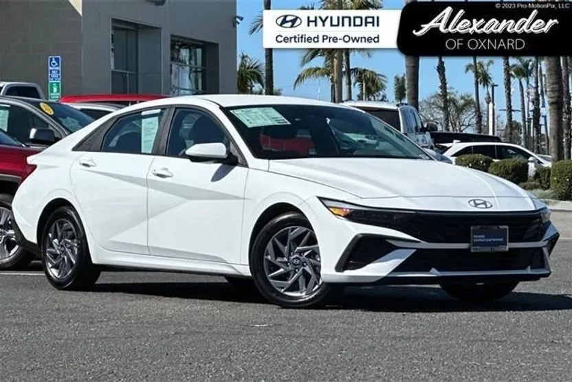 2024 Hyundai Elantra SEL photo 1