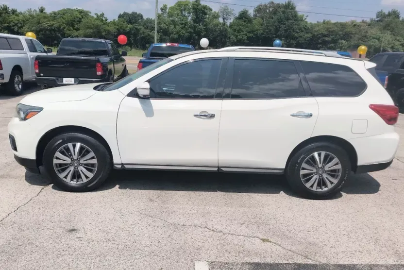2018 Nissan Pathfinder SL photo 1
