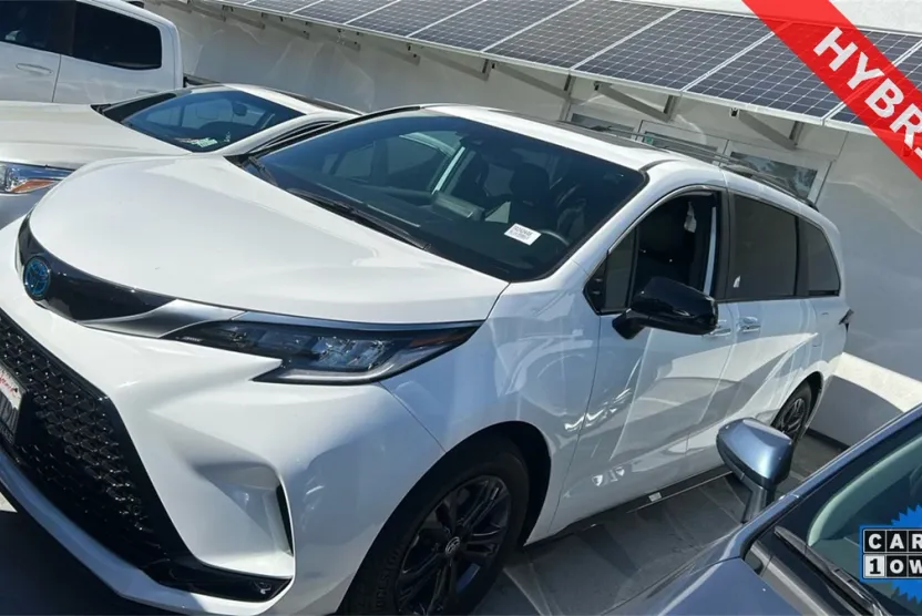 2024 Toyota Sienna XSE photo 1