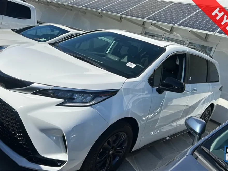 2024 Toyota Sienna XSE photo 1
