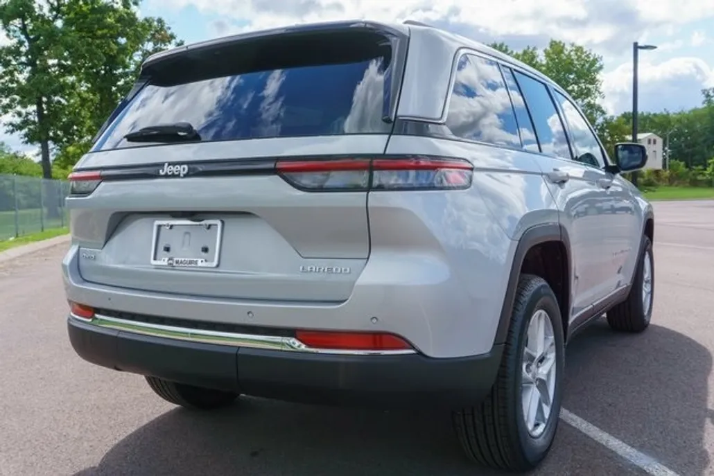 2025 Jeep Grand Cherokee Laredo X photo 1