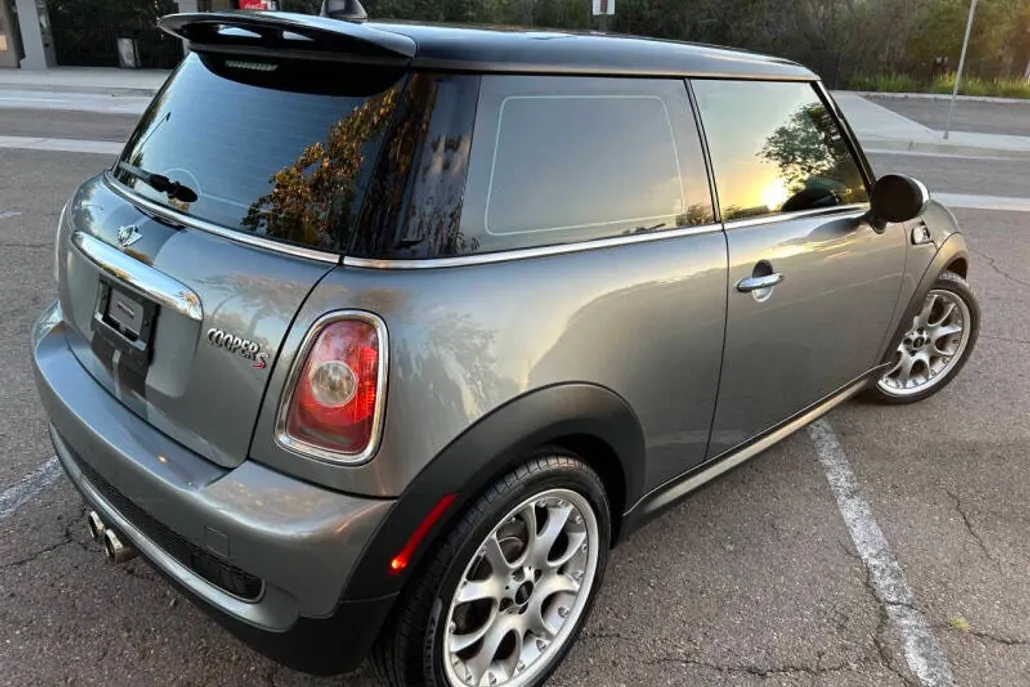 2010 Mini Cooper S photo 1