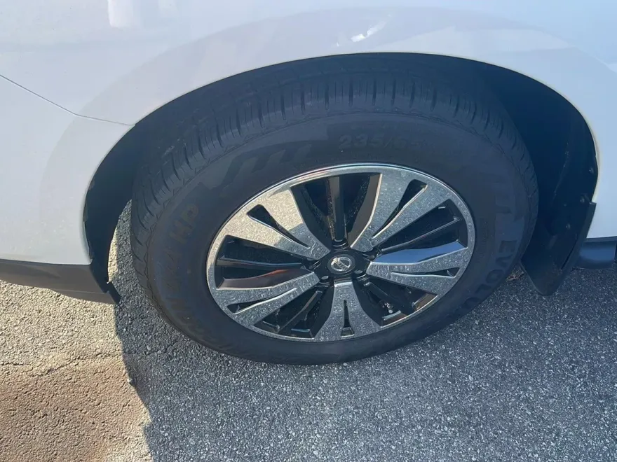 2019 Nissan Pathfinder S photo 1