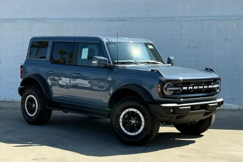 2025 Ford Bronco Outer Banks photo 1
