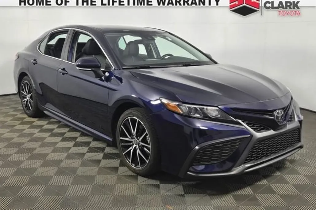 2022 Toyota Camry SE photo 1