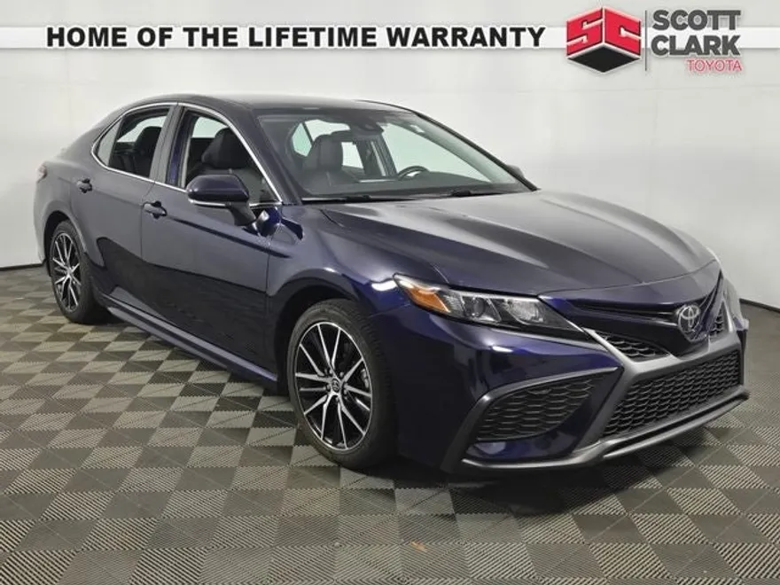 2022 Toyota Camry SE photo 1