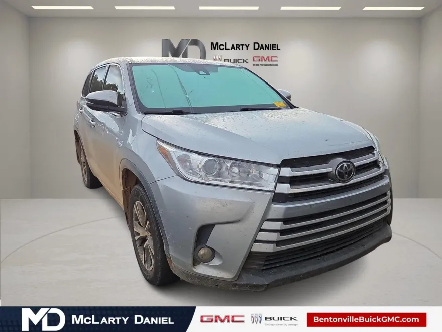 2019 Toyota Highlander LE photo 1