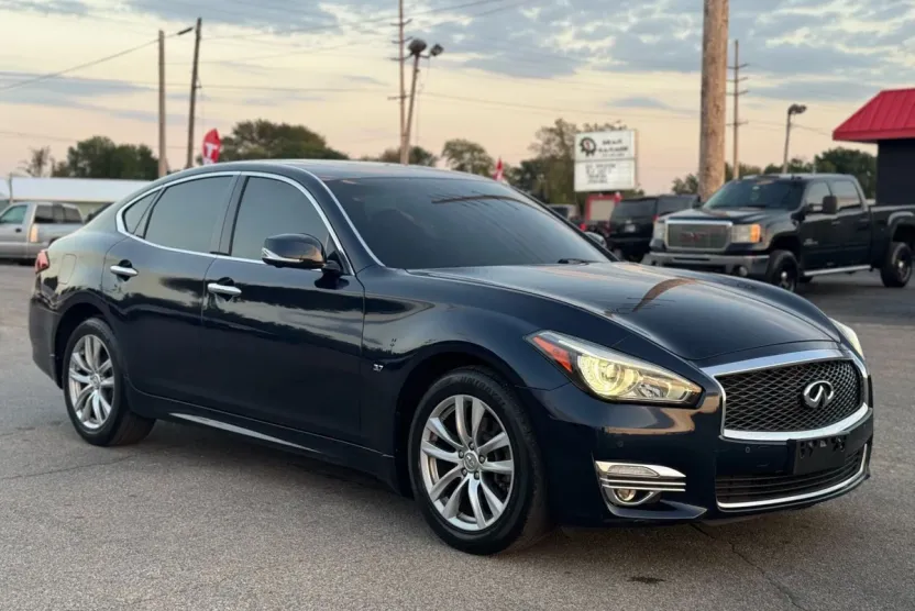 2018 Infiniti Q70 3.7 Luxe photo 1
