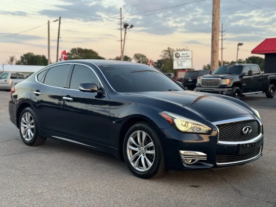 2018 Infiniti Q70 3.7 Luxe photo 1