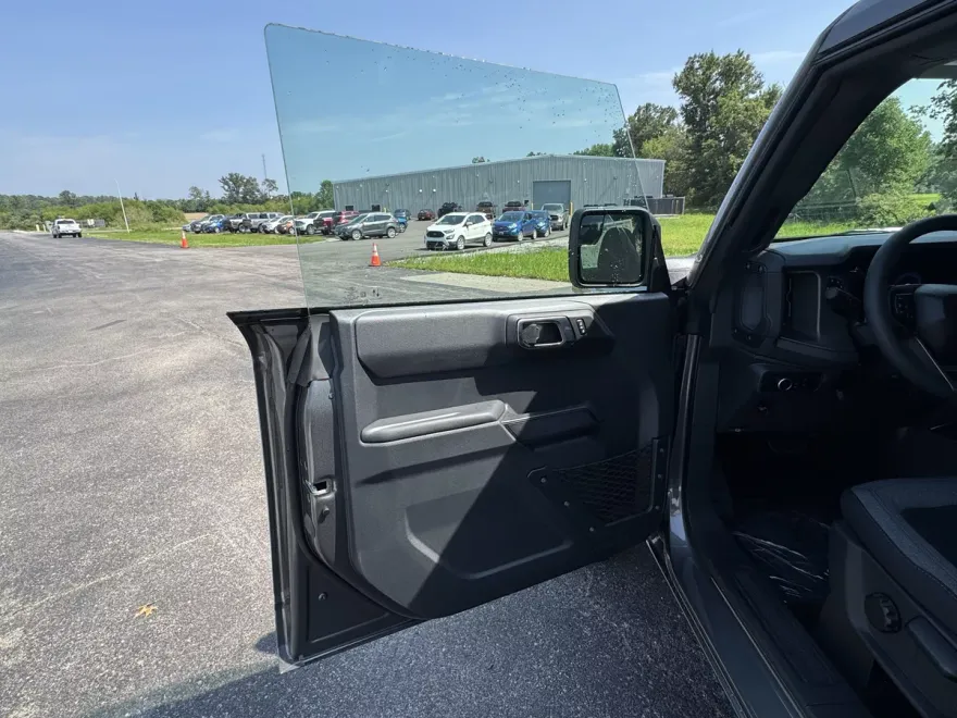 2025 Ford Bronco Base photo 1