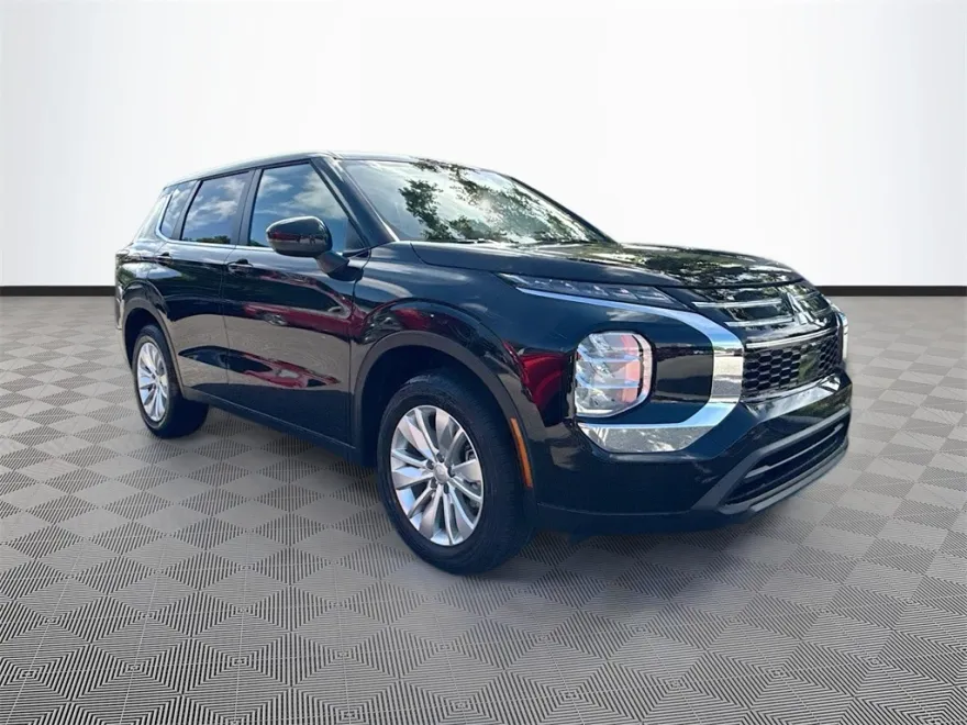 2025 Mitsubishi Outlander ES photo 1