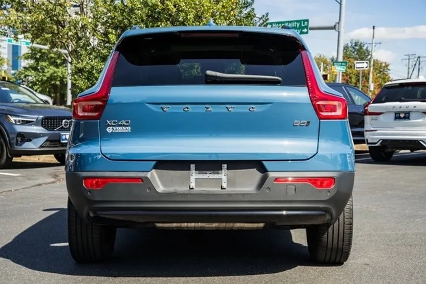 2023 Volvo XC40 Plus photo 1