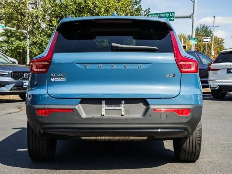 2023 Volvo XC40 Plus photo 1
