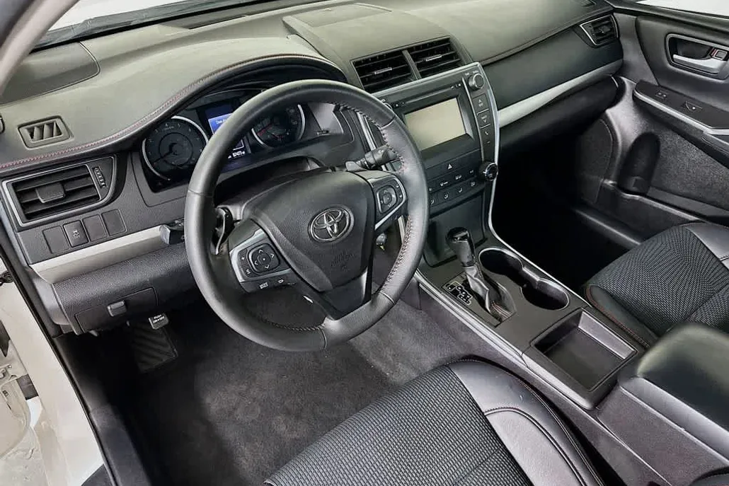 2017 Toyota Camry SE photo 1