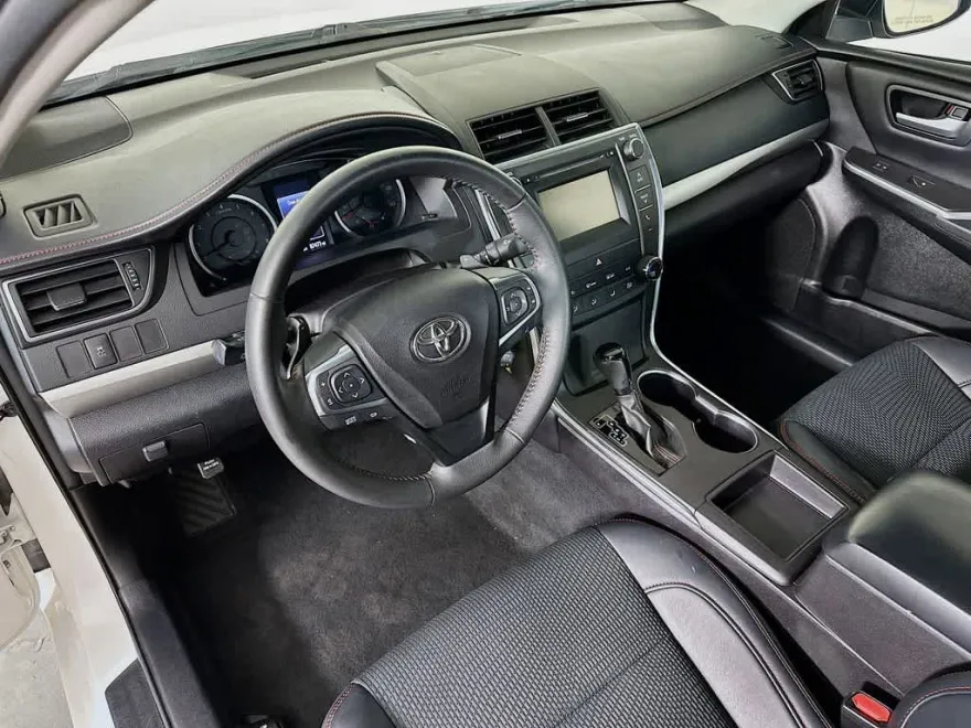 2017 Toyota Camry SE photo 1
