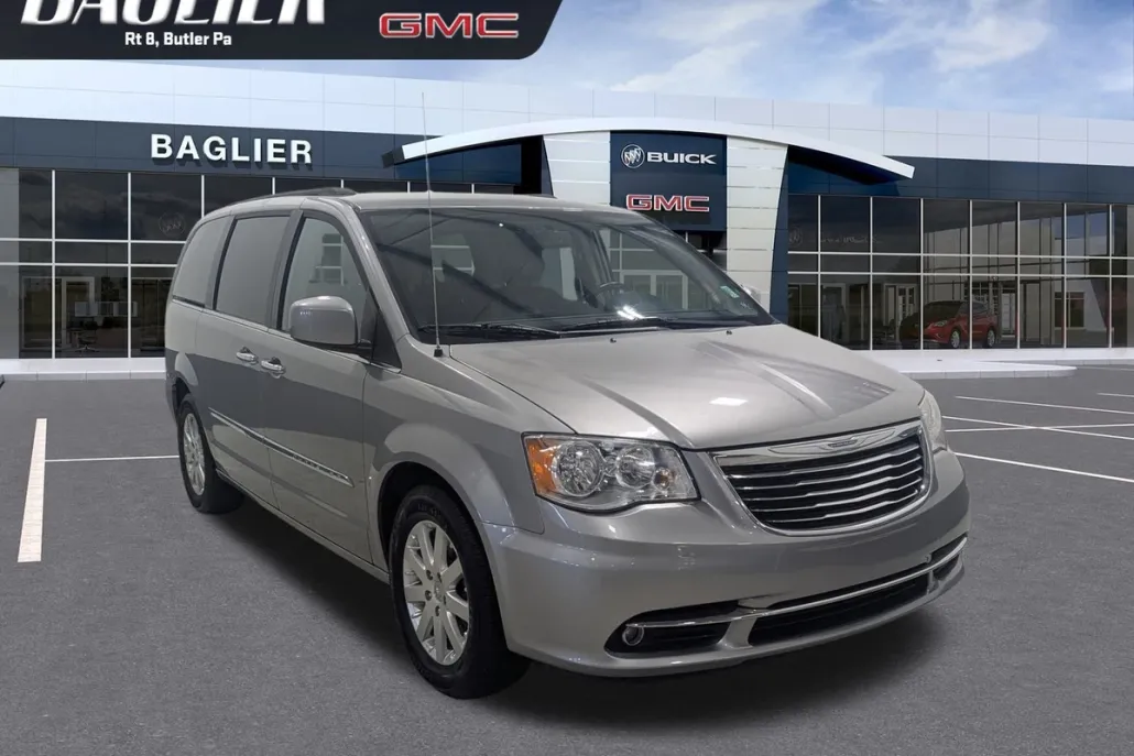 2016 Chrysler Town & Country Touring photo 1