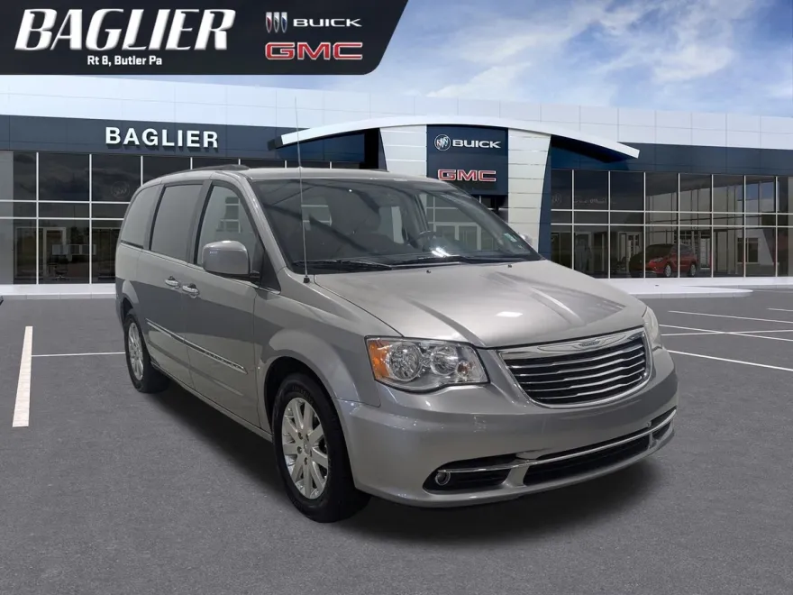 2016 Chrysler Town & Country Touring photo 1