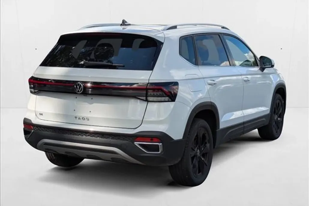 2025 Volkswagen Taos SE photo 1
