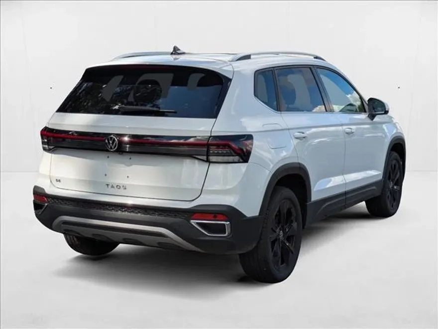 2025 Volkswagen Taos SE photo 1