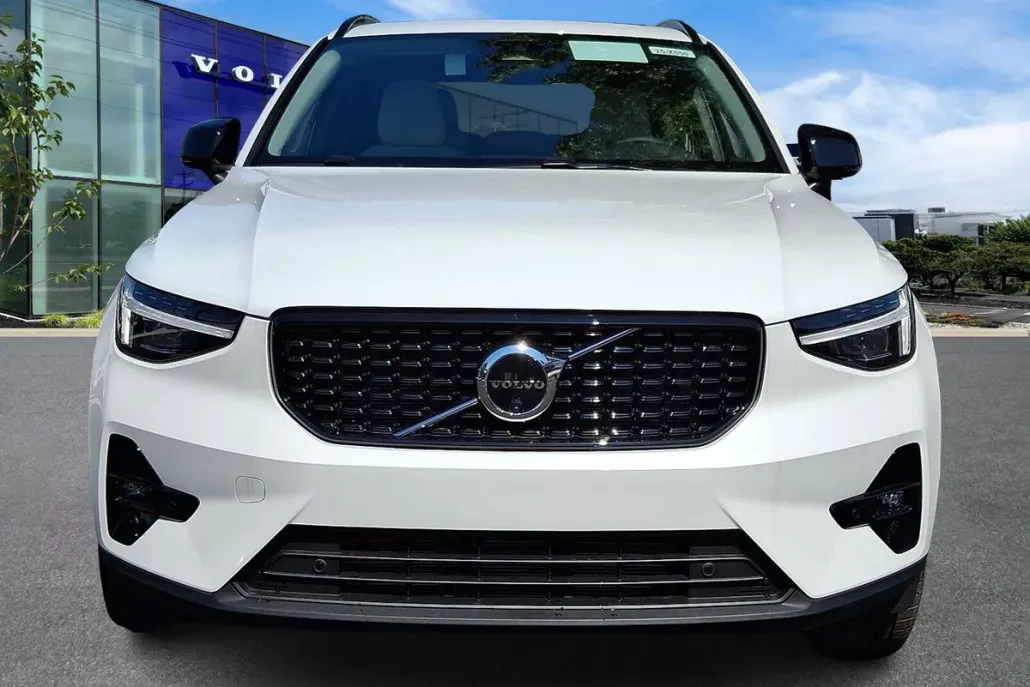 2025 Volvo XC40 Plus photo 1