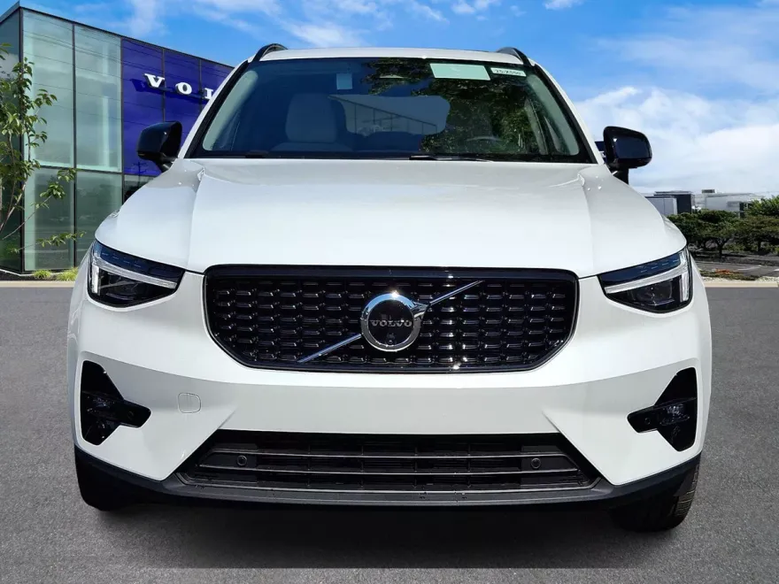 2025 Volvo XC40 Plus photo 1