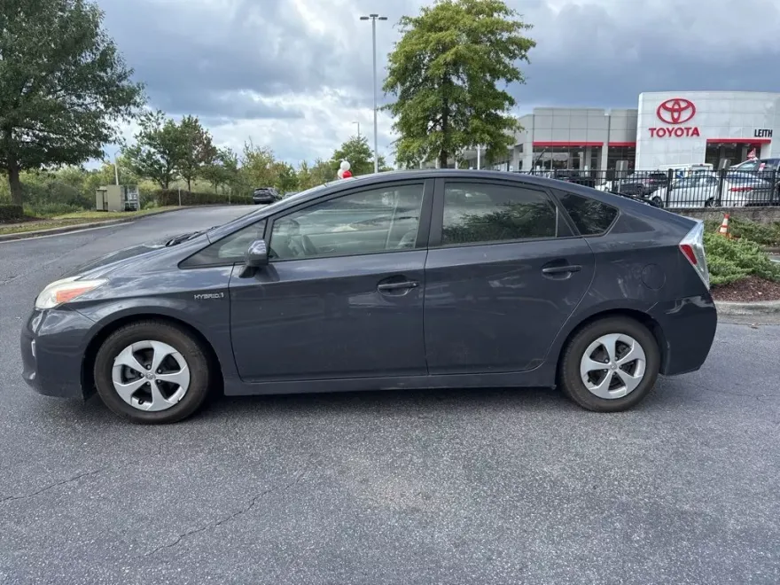 2013 Toyota Prius Four photo 2