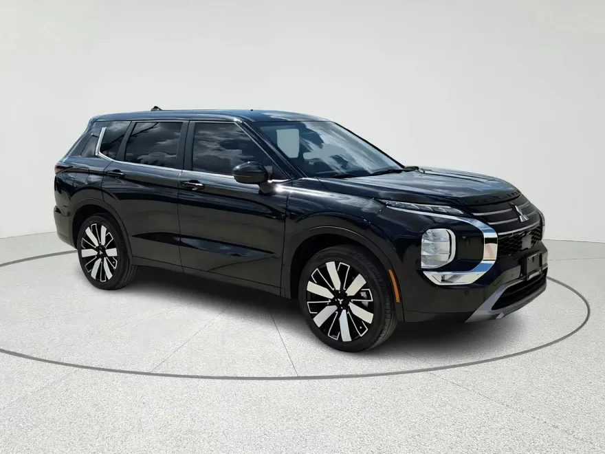 2025 Mitsubishi Outlander SE photo 1
