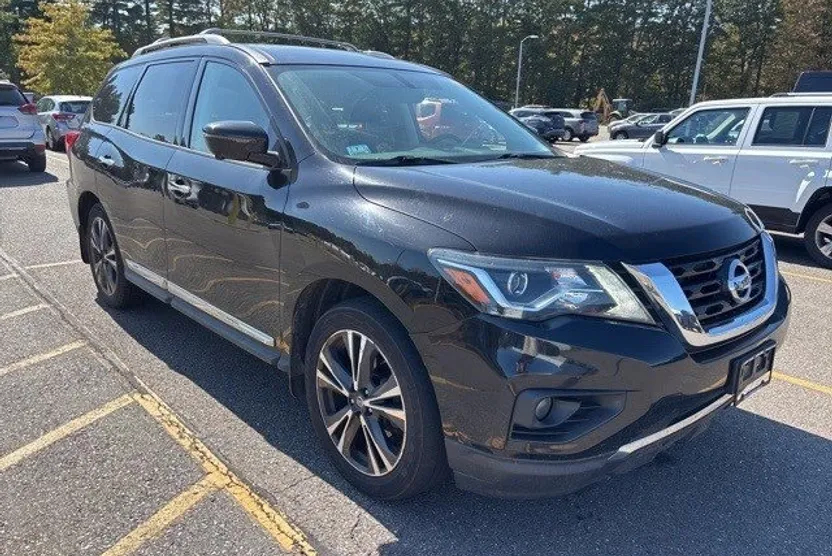 2017 Nissan Pathfinder Platinum photo 1