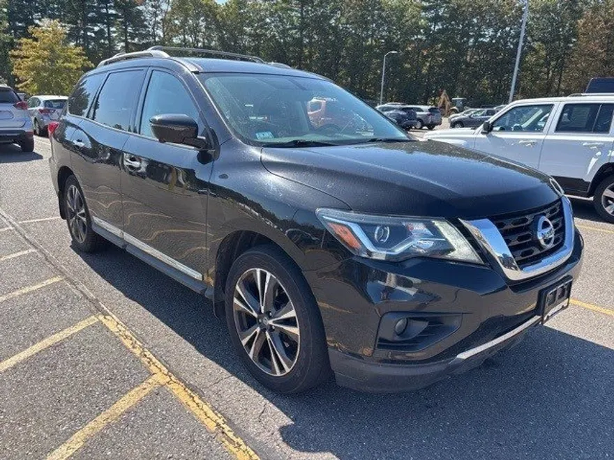 2017 Nissan Pathfinder Platinum photo 1