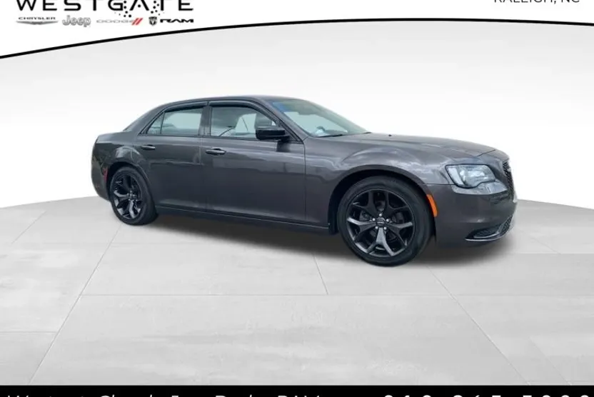 2021 Chrysler 300 Touring photo 1