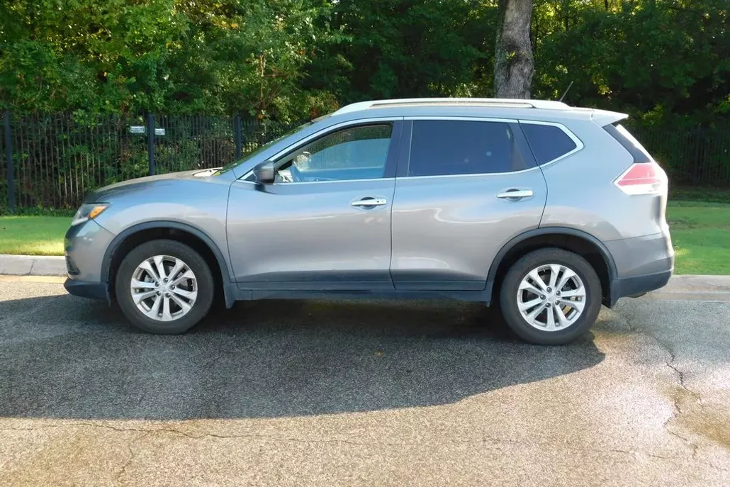 2016 Nissan Rogue SV photo 1